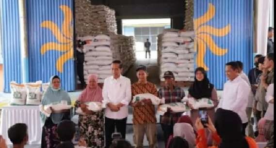 Presiden Jokowi  berdialog dengan masyarakat sebelum membagikan  Bansos berupa beras pada keluarga penerima manfaat di Gudang  Bulog Sunter Kelapa Gading, Jakarta Utara (Foto: BPMI Setpres)