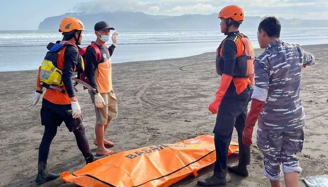 Korban terakhir musibah terbaliknya perahu nelayana di perairan grajagan dievakuasi tim SAR gabungan (foto: istimewa)