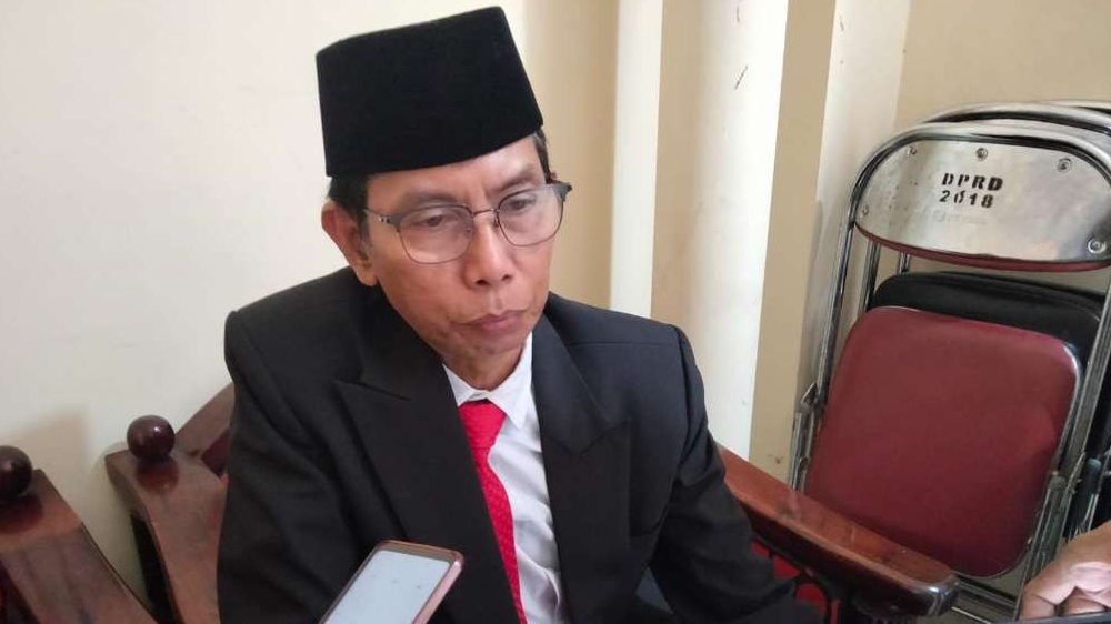 Ketua DPRD Kota Surabaya, Adi Sutarwijoyo menjelaskan penggantian struktural di Komisi A. (Foto: Pita Sari/Ngopibareng.id)