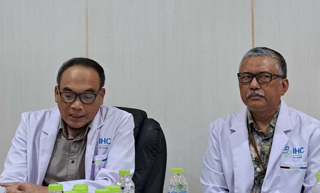 Direktur PT Pelindo Husada Citra (PHC), dokter Sunardjo (Kiri) didampingi jajaranya. (Foto: Pita Sari/Ngopibareng.id)