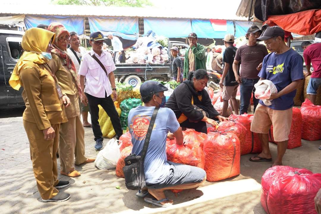 Menindaklanjuti kenaikan harga beberapa bahan pokok, Pemerintah Kabupaten Kediri melalui Satgas Pangan melaksanakan operasi pasar.(Foto: Istimewa)