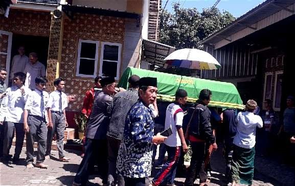 Siswa SMAN 1 Tenggarang Bondowoso mengantar pemakaman Farhat Mika petinju Bondowoso yang meninggal dunia di Porprov Jatim VIII 2023 di Jombang. (Foto: Guido/Ngopibareng.id)