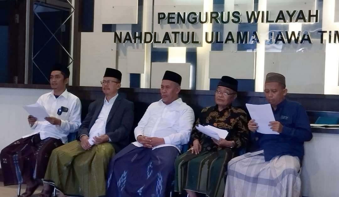 Ketua PWNU KH Marzuki Mustamar bersama Kstib Syuriah KH Romadlon Chotib, KH Hari M Mahfudz dan Tim KBM PWNU Jatim. +Foto:adi/ngopibareng.id)