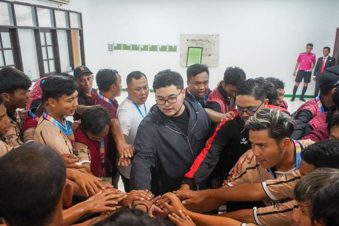 Mas Dhito memberikan semangat kepada tim Sepak Bola Kabupaten Kediri. (Foto: Istimewa)