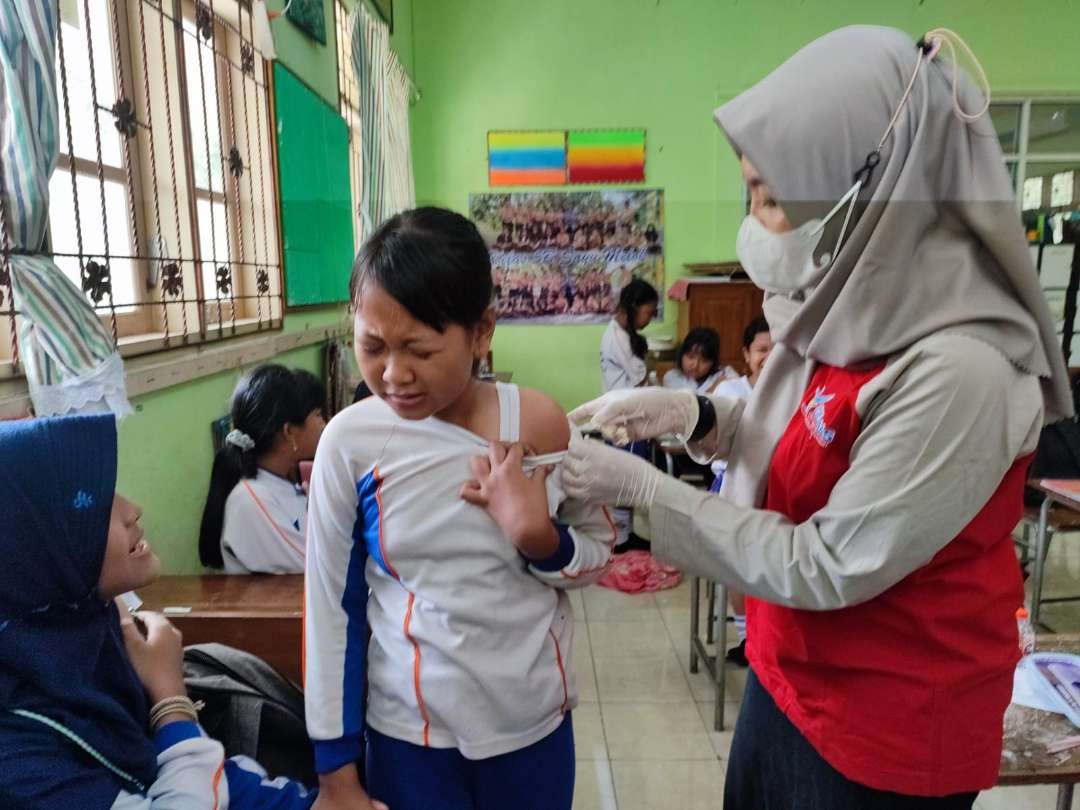 Salah seorang siswi mendapatkan vaksin HPV (foto:Istimewa)
