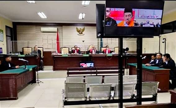 Terdakwa korupsi bantuan traktor di Bondowoso 2018, Sahni 72 tahun sidang putusan di Pengadilan Tipikor Surabaya, Kamis 14 September 2023.(Foto: Humas Kejari Bondowoso)