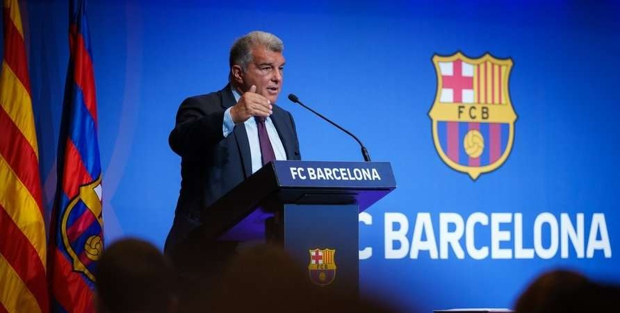 Presiden Barcelona Joan Laporta harus berpikir keras untuk mencari jalan keluar baru atas krisis finansial terbaru yang melanda klub. (Foto: Twitter/@JuanLaportaFCB)