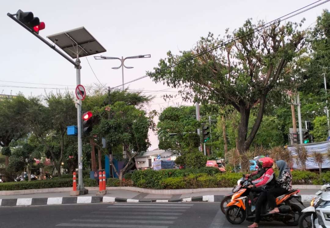 Ilustrasi lampu merah di kawasan Jalan Pemuda Surabaya. Pemkot akan percepat lampu merah tekan dampak polusi. (Foto: Istimewa)