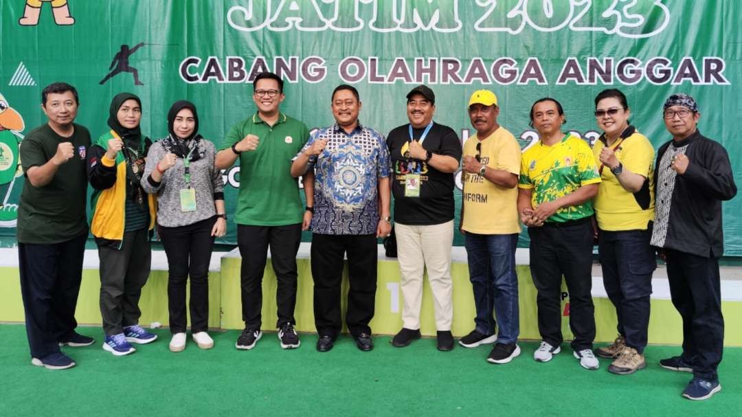 Anggota Komisi E DPRD Jatim, Kodrat Sunyoto (lima dari kiri) saat meninjau pertandingan Anggar Porprov Jatim 2023. (Foto: Fariz Yarbo/Ngopibareng.id)
