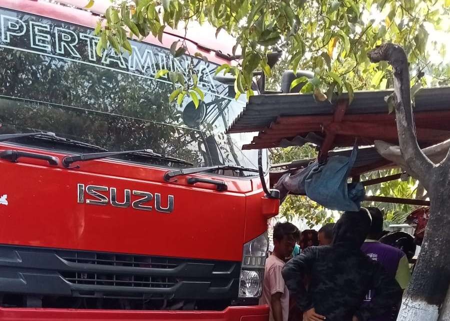 Truk tangki Pertamina terlibat kecelakaan lalu lintas dengan pemotor di Tuban (dok. Satlantas Polres Tuban)