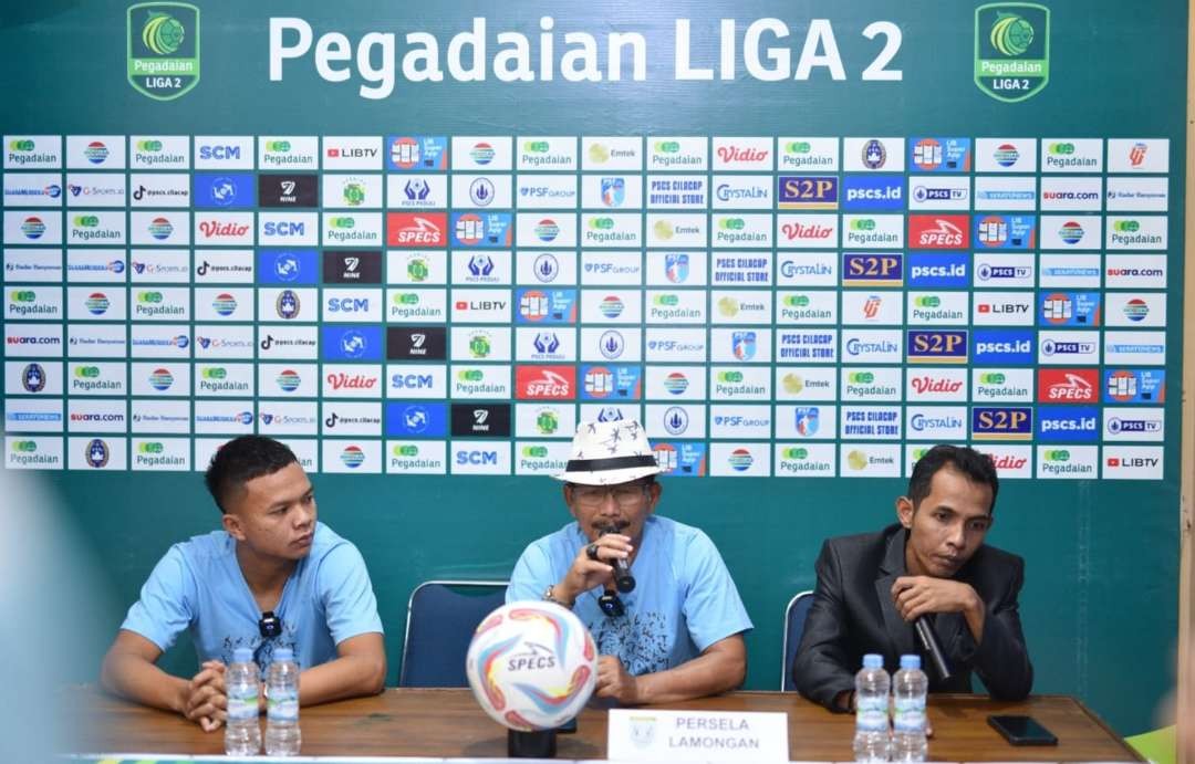 Pelatih Persela Lamongan Djajang Nurdjaman saat konferensi pers menjelang laga melawan PSCS Cilacap. (Foto: Imron Rosidi/Ngopibareng.id)