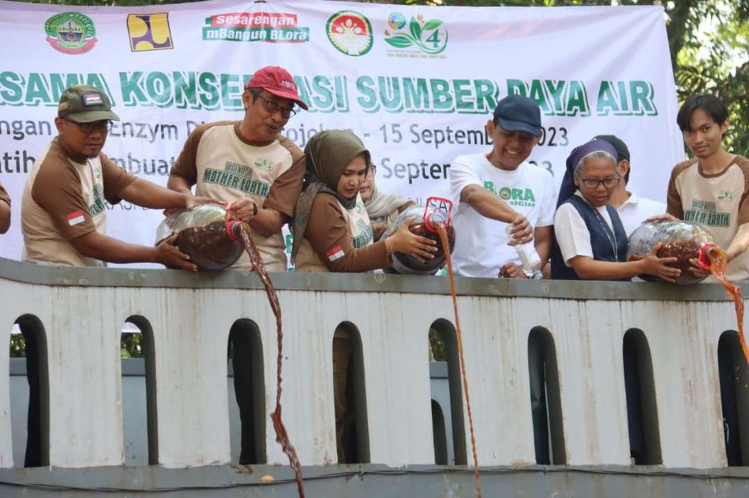 Wakil Bupati Blora Tri Yuli Setyowati bersama relawan, menuangkan Eco Enzyme di Kali Grojogan. (Foto: Istimewa)