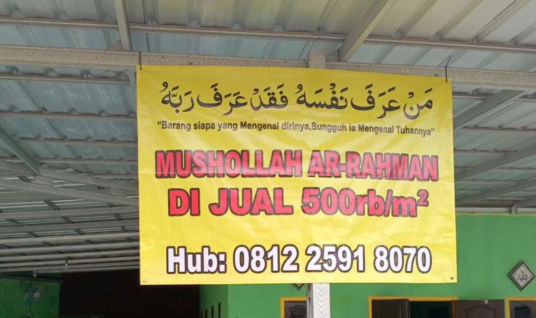 Banner berisi informasi penjualan yang terpasang di teras Musala Ar Rahman (Foto: Istimewa)