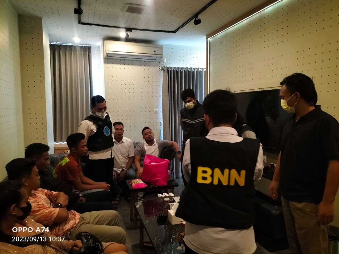 Badan Narkotika Nasional (BNN) Surabaya melakukan penggeledahan di Hotel Twin Tower Surabaya. (Foto: Istimewa)