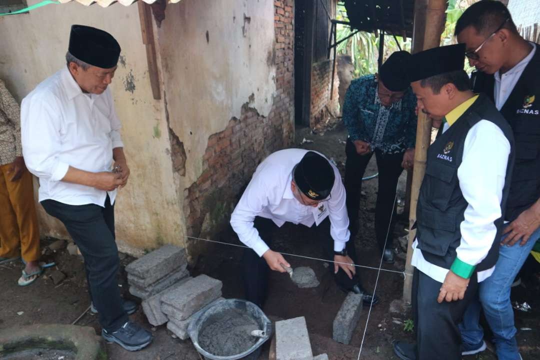 Peletakan batu pertama bedah rumah di rumah Udiono, warga Lingkungan Pancoran, Kelurahan Banjarsari, Kecamatan Glagah, Banyuwangi (Foto: Istimewa)