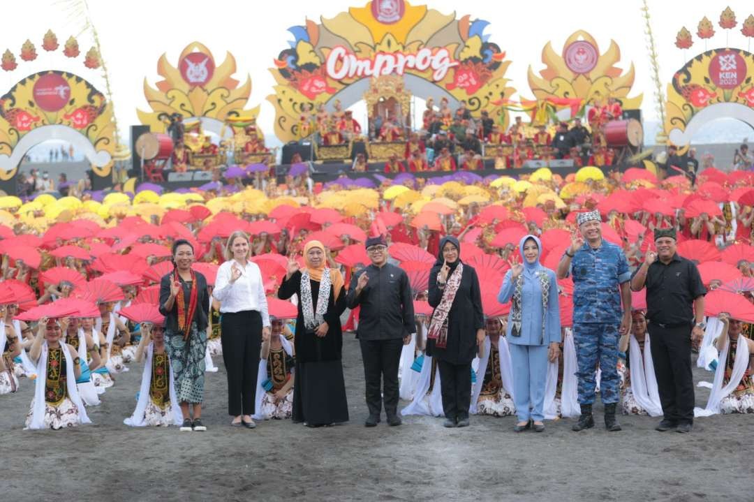 Sejumlah pejabat hadir berfoto bersama dengan penari Festival Gandrung Sewu (Foto: istimewa)
