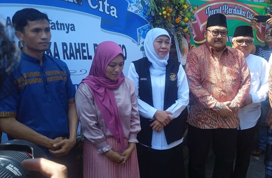Gubernur Jawa Timur, Khofifah Indar Parawansa bersama orang tua almarhum petinju Farhat Mika di Bondowoso. (Foto: Guido Saphan/Ngopibareng.id)
