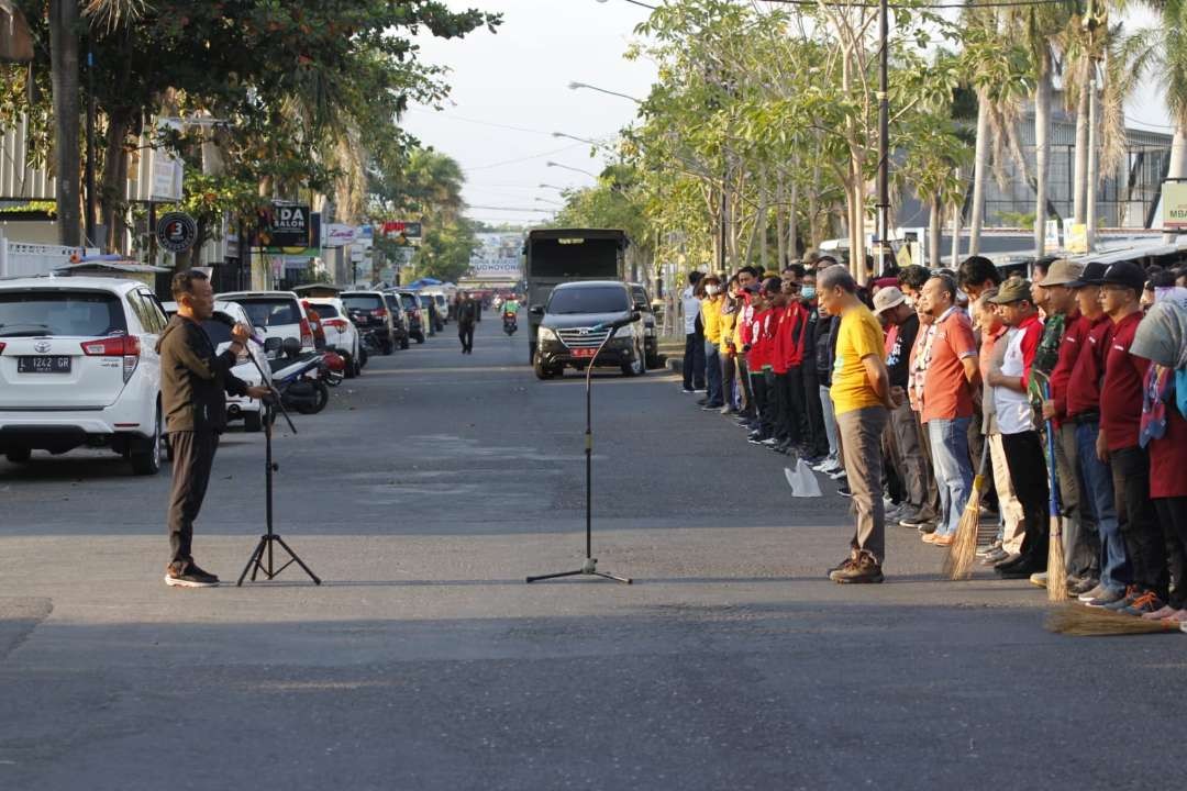Bupati Ponorogo Sugiri Sancoko saat menggelar Jumat Bersih bersama para ASN di lokasi Jalan Suromenggolo, Kecamatan Kota di Kabupaten Ponorogo, pada Jumat 15 September 2023. (Foto: dok. ponorogokab)