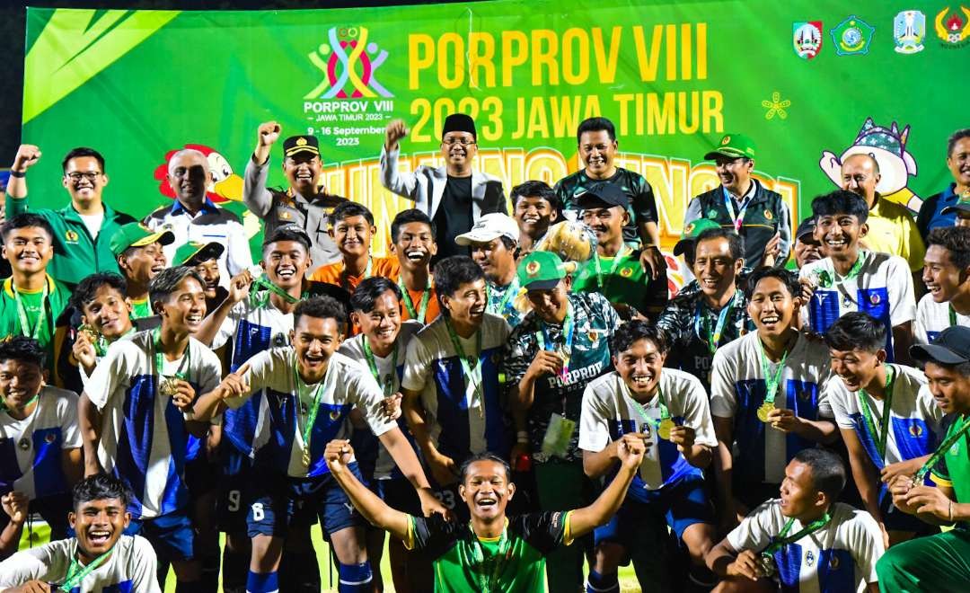 Foto bersama tim sepak bola putra Sidoarjo usai raih kemenangan (Foto: Aini/Ngopibareng.id)