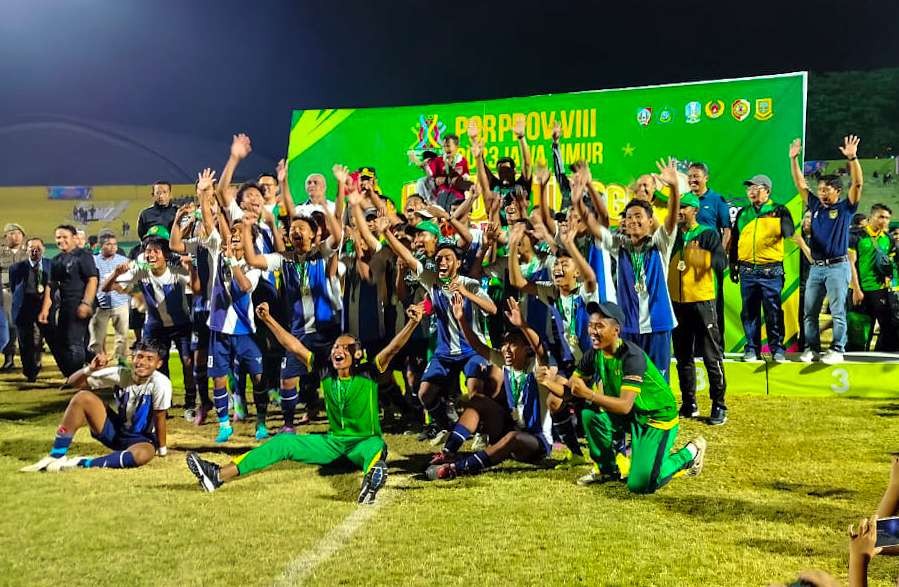 Tim sepak bola Sidoarjo foto bersama tim Kediri usai pertandingan. (Foto :Aini/Ngopibareng.id)