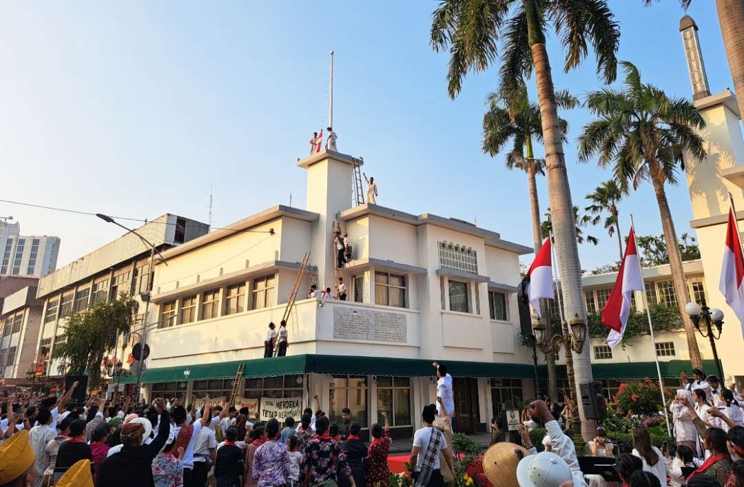 Teatrikal perobekan bendera di depan Hotel Majapahit, Surabaya sore ini. (Foto: Pita Sari/Ngopibareng.id)