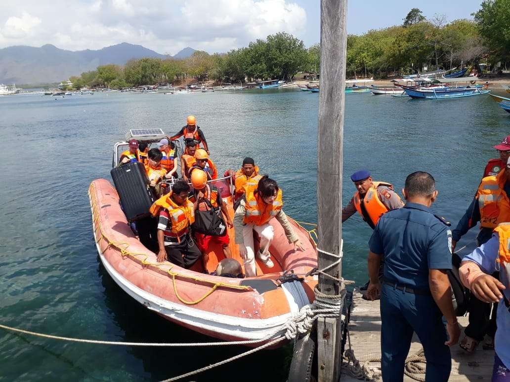 Proses evakuasi penumpang kapal KMP gerbang Samudra 2 (foto: Basarnas Bali)