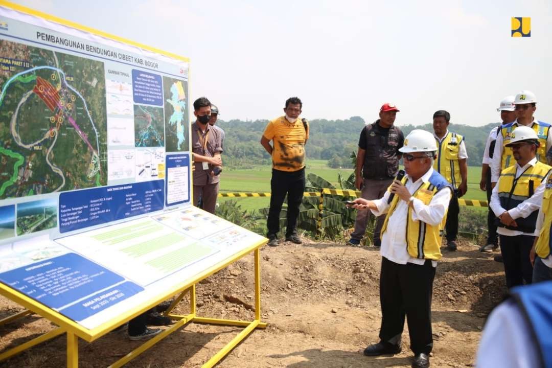 Menteri Basuki saat tinjau pembangunan Bendungan Cibeet di Kabupaten Bogor. (Foto: Biro Komunikasi Publik  Kementerian PUPR)