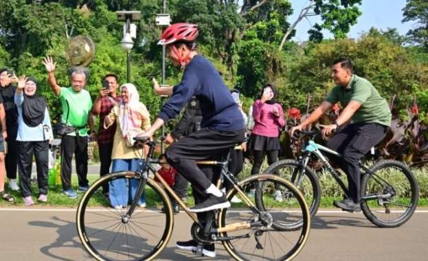 Minggu petang 17 September 2023, Presiden Joko Widodo memanfaatkan libur akhir pekan untuk bersepeda di Kebun Raya Bogor.(foto: Setpres)