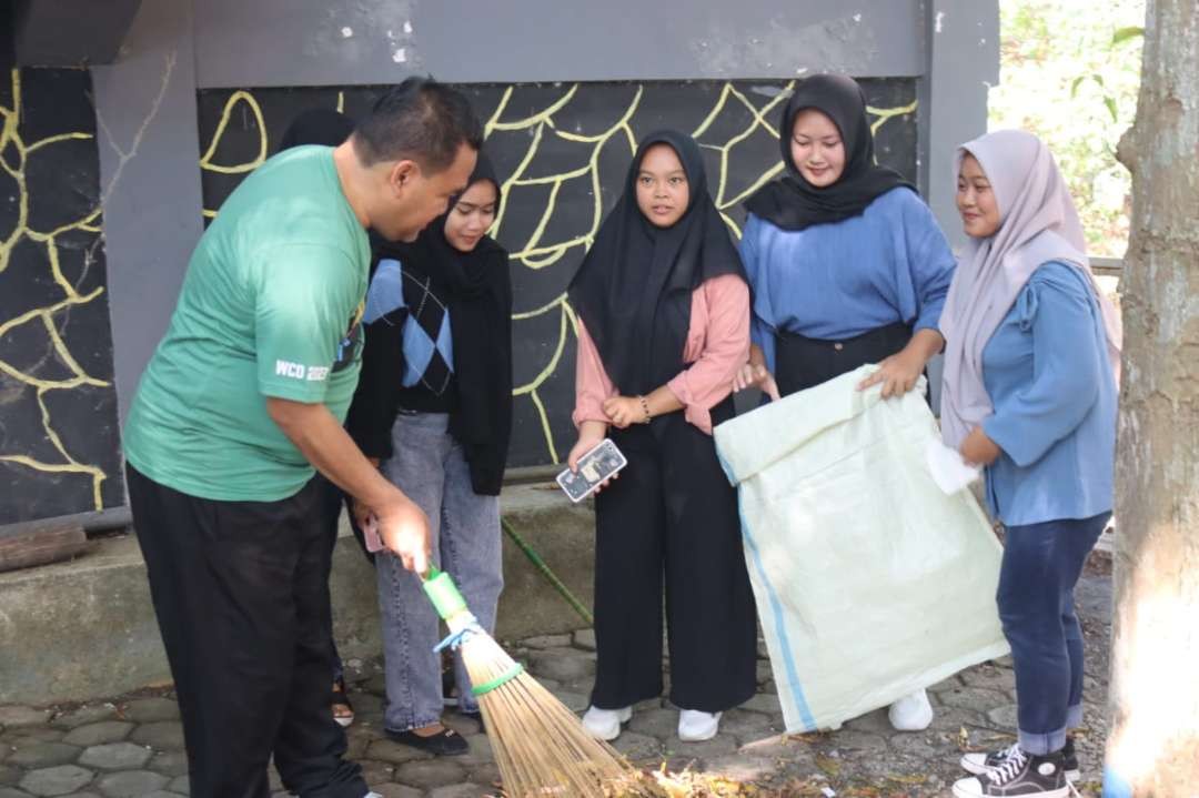 Bupati Blora Arief Rohman ikut aksi World Cleanup Day. (Foto: Ist)