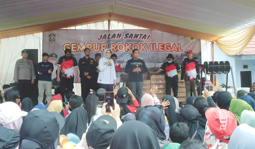 Bupati Lumajang Thoriqul Haq bersama Wakil Bupati Lumajang Indah Amperawati tak bosan mengajak warganya ikut aktif menekan peredaran rokok ilegal. (Foto: Kominfo Lumajang)