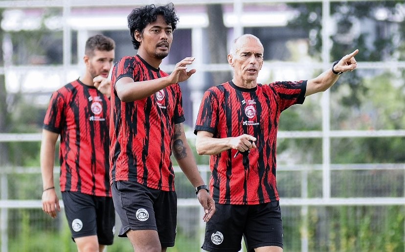 Pelatih Kepala Arema FC, Fernando Valente (kanan) ketika memimpin sesi latihan tim (Foto: Twitter/@Aremafcofficial)