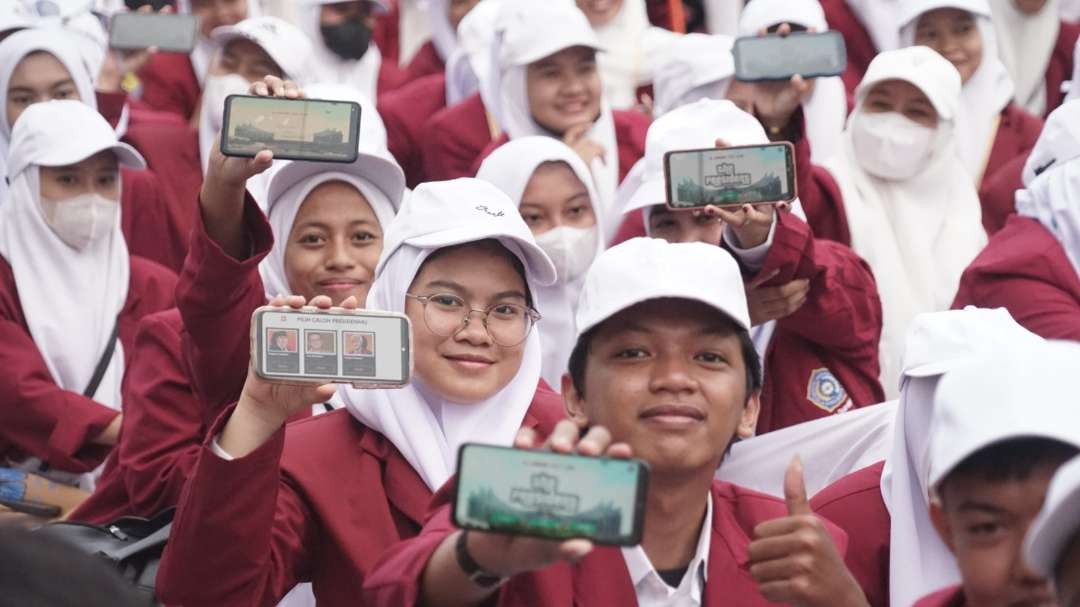 Sebanyak 2014 mahasiswa baru UM Surabaya bermain game The Presiden sebagai edukasi Pemilu 2024 mendatang. (Foto: humas UM Surabaya)