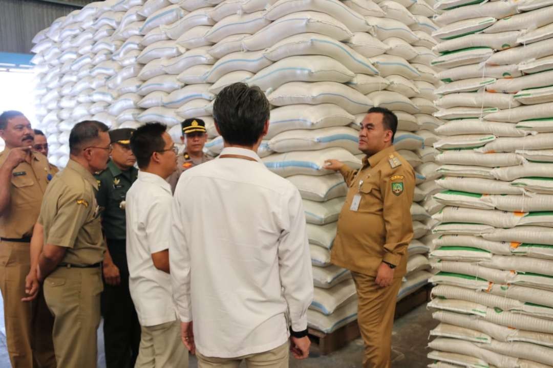 Bupati Blora Arief Rohman pastikan ketersediaan beras di gudang Bulog.