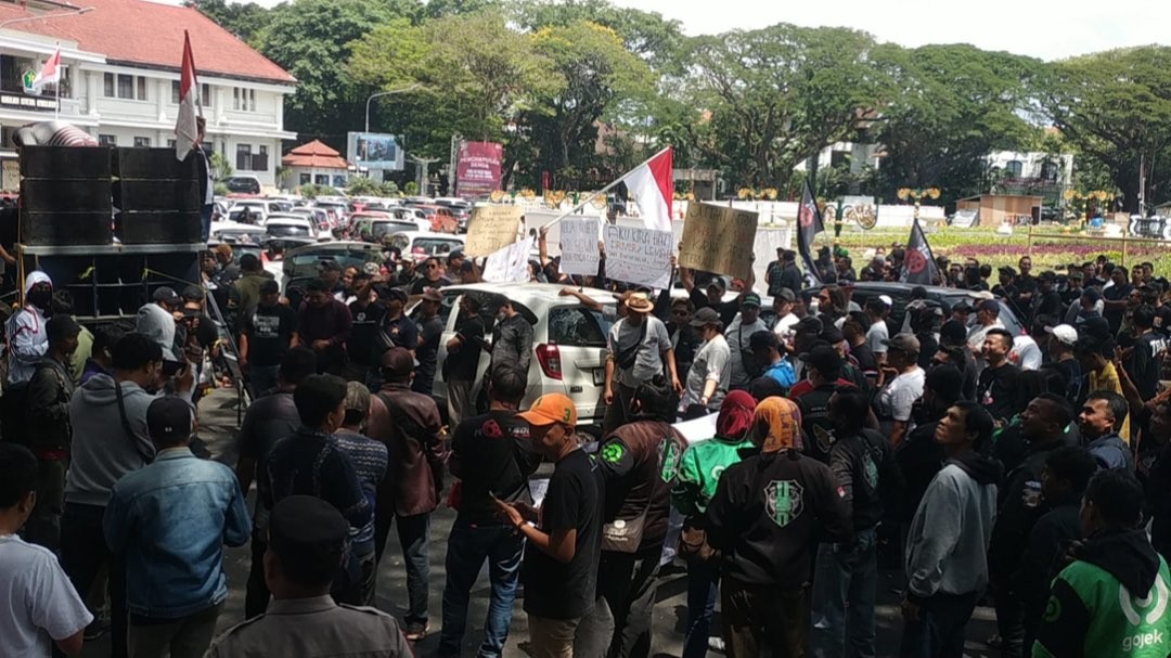 Massa aksi dari Malang Online Bersatu di Balaikota Malang (Foto: Lalu Theo/Ngopibareng.id)