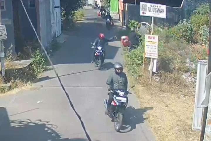 Aksi pengendara motor membuang sampah sembarangan terekam kamera CCTV (Foto dok. tangkapan layar)