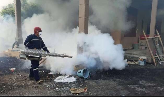 Petugas dari Dinas Kesehatan melakukan penyemprotan (fogging) untuk membasmi nyamuk penyebab DBD. (Foto: Ikhsan Mahmudi/Ngopibareng.id)