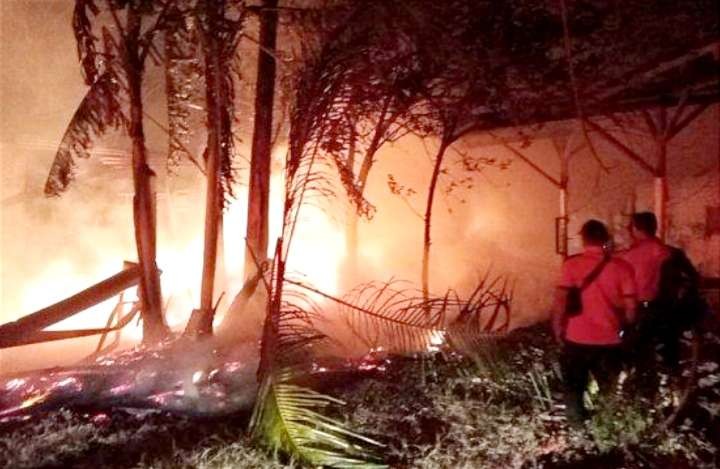 Anggota Damkar dan BPBD Situbondo bekerja keras memadamkan api membakar gudang kerajinan kayu di Kecamatan Panarukan.(Foto:Damkar Situbondo)