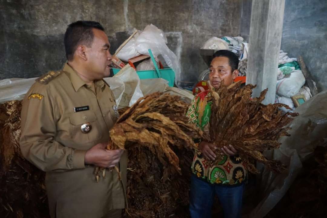 Bupati Blora Arief Rohman bersama petani tembakau di Jepon. (Foto: Ahmad Sampurno/Ngopibareng.id)