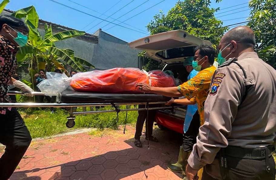 Proses evakuasi jenazah kakek ditemukan meninggal di kediamannya di Sidoarjo (foto :Aini/Ngopibareng.id)