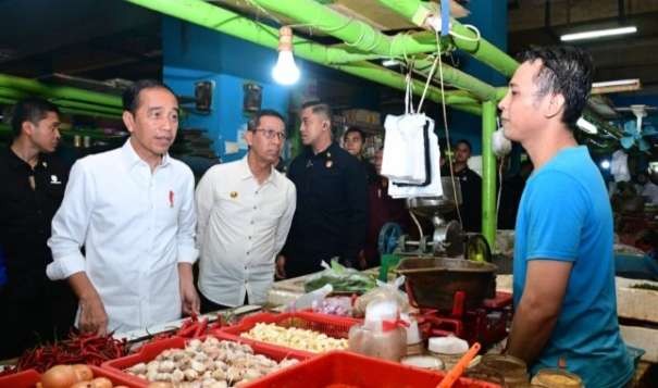 Presiden Joko Widodo meninjau harga dan pasokan sejumlah komoditas pangan yang ada di Pasar Jatinegara, Jakarta Timur, pada Selasa pagi, 19 September 2023. (Foto: BPMI Setpres)