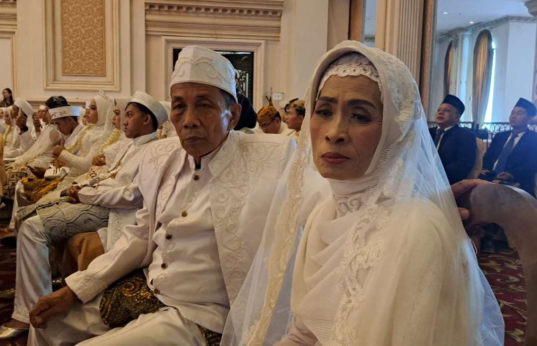 Pasangan Maki dan Nur Hayati yang menikah puluhan tahun tapi surat nikahnya hilang. (Foto: Pita Sari/Ngopibareng.id)