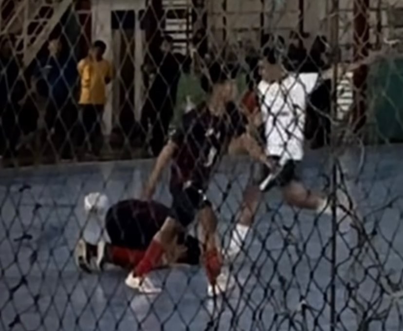 Tangkapan layar pemain Futsal Kota Malang diduga menendang kepala pemain Futsal Kabupaten Blitar di ajang Porprov Jatim (Foto: Instagram:@Media.ntara)