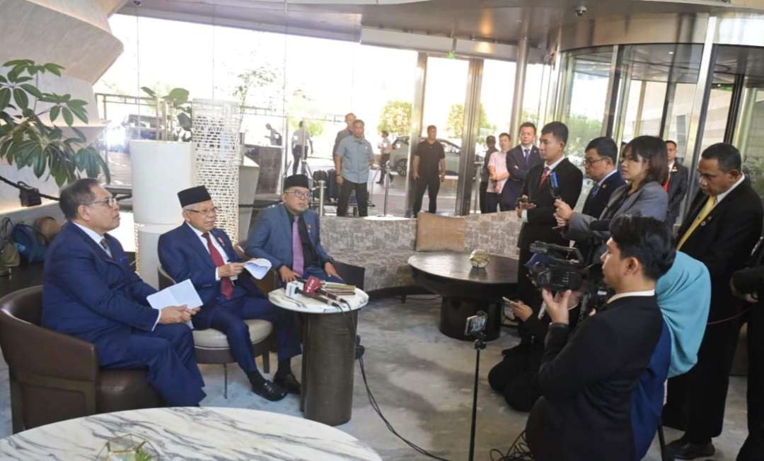 Wapres Ma'ruf Amin dalam konferensi pers di Shanghai, China. Ia memastikan pelaku industri halal di luar negeri memiliki minat yang tinggi dalam melihat potensi industri halal di Indonesia.( foto: Setwapres)