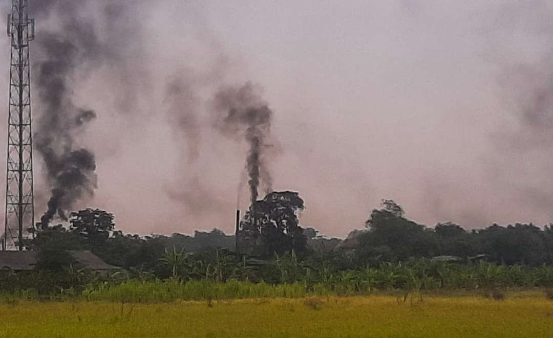 Asap hitam dari cerobong pembakaran tahu yang dituding cemari udara (Foto : Aini/Ngopibareng.id)