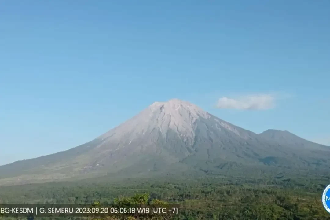 Gunung Semeru yang berada di perbatasan Kabupaten Lumajang dengan Malang, Jawa Timur masih mengalami gempa erupsi atau letusan. (Foto; Ant)
