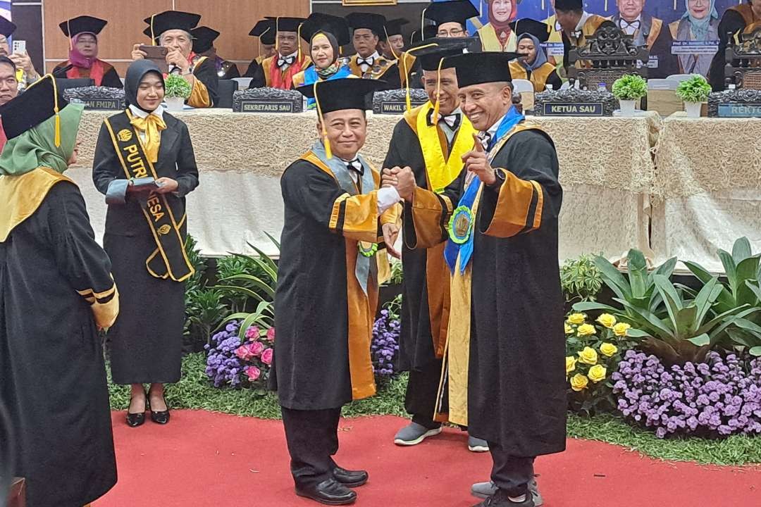 Pengukuhan Guru Besar yang dilakukan Rektor Unesa, Nurhasan hari ini, Rabu, 20 September 2023. (Foto: Pita Sari/Ngopibareng.id)