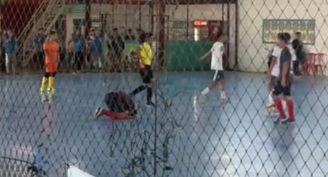 Tangkapan layar pemain Futsal Kota Malang diduga menendang kepala pemain futsal Kabupaten Blitar di ajang Porprov Jatim. (Foto: Tangkapan Layar)