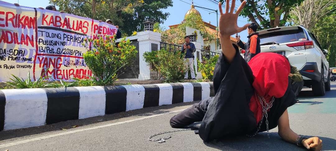 Aksi teatrikal, solidaritas nasib penjual rujak di Kediri yang  tempat tinggalnya dieksekusi terkait perkara sengketa. (Foto: Fendi Lesmana/Ngopibareng.id)