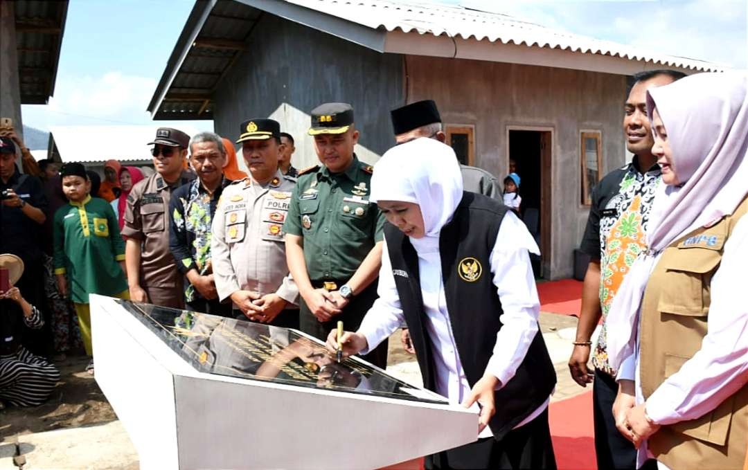 Gubernur Jatim Khofifah Indar Parawansa menandatangani batu prasasti 78 rumah hunian baru bagi warga korban banjir bandang Ijen Bondowoso. (Foto: Guido Saphan/Ngopibareng.id)