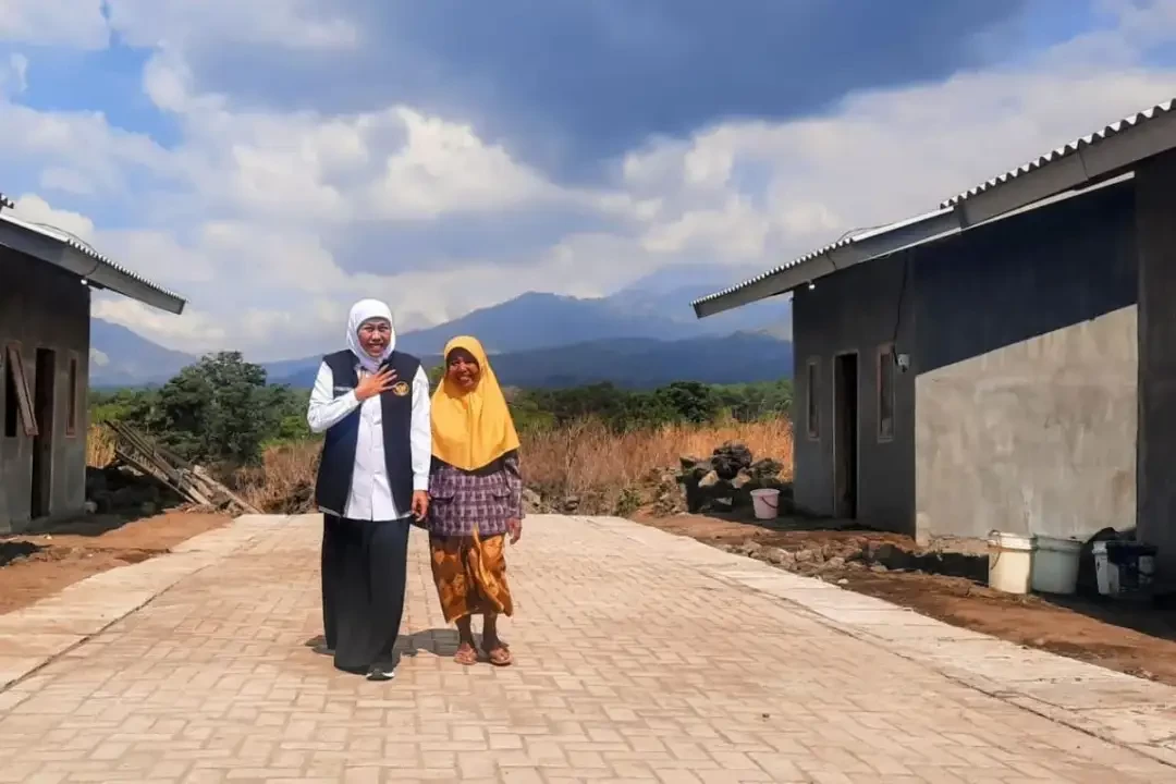 Gubernur Jawa Timur secara simbolis menyerahkan kunci hunian tetap kepada keluarga korban banjir bandang di lereng Gunung Ijen. (Foto: Dok Jatim)